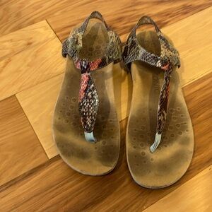 VIONIC | Paden snakeskin print thong sandals